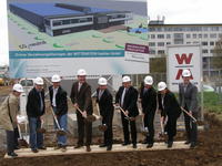 Spatenstich zum Fellbacher Neubau der WITTENSTEIN gruppe mit dem Geschäftsführer der WITTENSTEIN bastian GmbH, Erik Roßmeißl (3.v.re.), Fellbachs Oberbürgermeister Christoph Palm (4.v.li), Dr. Manfred Wittenstein (Vorstandsvorsitzender der WITTENSTEIN AG, Mitte) und Klaus Spitzley, Vorstand WITTENSTEIN AG (4.v.re.)