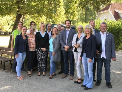 Das Foto Tourismusausschuss der IHK im nachhaltigen Feriendorf.jpg kann gerne für Veröffentlichungen zusammen mit der Pressemitteilung verwendet werden. Auf dem Foto zu sehen sind: Ralf Achilles, Bettina Bade, Jan Henrik Eilers, Sabine Grassow, Anja Greschke, Anet Hoppe, Jörg Klofski, Jens-Martin Krieg, Ellen Rußig, Steffen Seifert, Axel Walter, Anja Witzlack, Daniel Zink, Manuela Neumann, Quelle: Feriendorf Groß Väter See