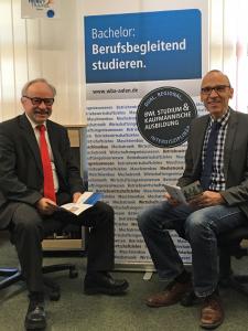 Oberstudiendirektor Hartmut Schlipf, Schulleiter der Kaufmännischen Schule Aalen (links), und Prof. Dr. Ralf-Christian Härting von der Hochschule Aalen, freuen sich über das neue Ausbildungskonzept „Studium & Ausbildung DUAL“, Bildnachweis: © Hochschule Aalen/ Janina Bohler