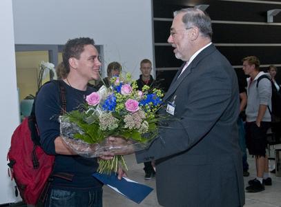 Krones Vorstandsvorsitzender Volker Kronseder begrüßt den 10.000 Mitarbeiter
