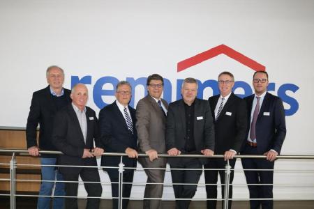 Bestätigten die positiven Ergebnisse der Standort-Umfrage (v.l.n.r.): Heinrich Peter Wehrmann (Inhaber Edeka Wehrmann),Uwe Hülsmann (Gartenwelt Hülsmann),Ulrich Rolfsmeyer (Bürgermeister Stadt Hiddenhausen),Rainer Döring (Geschäftsführender Gesellschafter Expert Döring GmbH & Co.KG und Vizepräsident IHK Ostwestfalen),Michael Wunram (Eggersmann Verwaltung GmbH),Harald Grefe (Stellvertretender Hauptgf IHK Ostwestfalen),Andreas Gehring (GF Remmers Industrielacke GmbH, Bildquelle: Remmers, Löningen