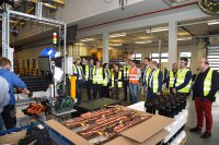 Teil des Besuchsprogramms war auch eine Besichtigung der Produktion unter Führung von Lars Michel (rote Weste), Leiter Fertigung Wärmepumpe.