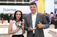 Produktmanagerin Nadja Miller und Geschäftsführer Christian Sokcevic präsentieren den IFA Innovation Award