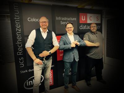 unilab AG Vorstand Uwe Strohbach, NCP Senior Account Manager Benjamin Isak und ucs Geschäftsführer Marco Windhausen (v.l.) besiegeln die Partnerschaft zwischen der ucs datacenter GmbH und der NCP engineering GmbH mit einem korrekt ausgeführten Corona-Gruß