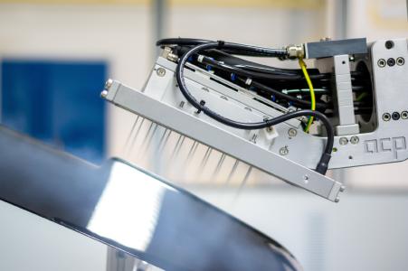 Alternative cleaning methods such as snow-jet technology make it possible to reduce cleaning process costs and footprint, and to integrate fully automated cleaning processes into the painting line. Beyond this, cold cleaning can eliminate adhesion problems.
Image source: acp systems