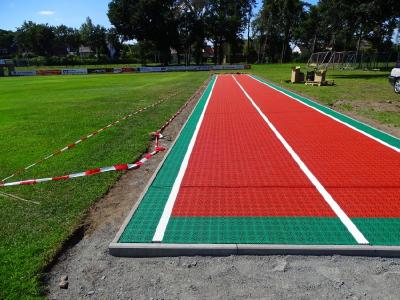 Als Linienmarkierungen wurden durchgefärbte weiße Expansions-Leisten verwendet, die die Ausdehnungen des Materials bei hohen Temperaturen auffangen und eine Bildung von Beulen im Sportboden verhindern.