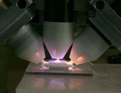 Mit dem Plasmabrush lassen sich auch Silikon- und Elastomerwerkstoffe für eine ultraschnelle, dauerhafte Verbindung mit UV-härtenden Klebstoffen vorbehandeln.
