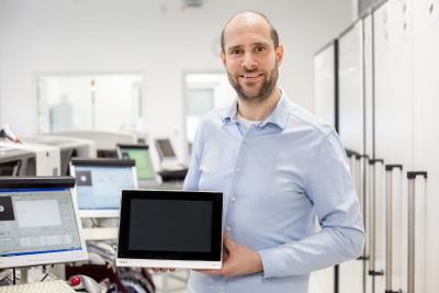 Marcel Sabo, Geschäftsführer der SABO Elektronik GmbH, präsentiert in der neu errichteten Fertigung und Lagerstätte das Master Terminal PLM 800