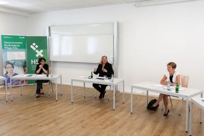 Die Parlamentarische Staatssekretärin beim Bundesminister für Gesundheit, Sabine Weiss (Mitte), mit Wissenschaftssenatorin Dr. Claudia Schilling (rechts) und Gesundheitssenatorin Claudia Bernhard / Fotos: Martin Rospek