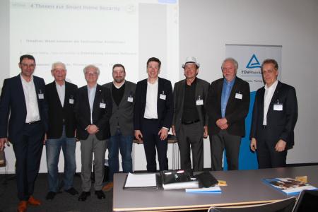 Referenten der 17 Expertenrunde: v.l.n.r. Udo Scalla, Global Head Center of Excellence IoT Privacy bei TÜV Rheinland; Prof. Dr. Hartmut Pohl, Leiter des Deutschen Internet Rates (DIR) und Sprecher Datenschutz und IT-Sicherheit der Gesellschaft für Informatik; Günter Ohland, Vorstandsvorsitzender SmartHome Initiative Deutschland e.V.; Olaf Pursche, Chief Communications Officer, AV-Test; Stefan Eigler, Practice Leader Mastering Risk & Compliance, TÜV Rheinland i-sec GmbH; Günter Martin, Chief Technology Officer im Center of Excellence IoT Privacy bei TÜV Rheinland; Klaus Scherer, Leiter Landesgruppe NRW (SmartHomeNRW); Prof. Dr. Uwe Meiendresch, Vorsitzender der Zivilkammer Landgericht Aachen.