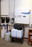 Aus einer Kochsalzlösung mit 0,5 % NaCl-Gehalt entsteht in einer durch eine Membran geteilte Elektrolysezelle das Fluidum Anolyte. Es ist hoch bakterizid, virizid und fungizid und wirkt unmittelbar auch in weit verzweigten Leitungssystemen.