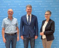 Dr. Andreas Schwab (Mi. Bild 1), Mitglied des Europäischen Parlaments, traf sich mit Christof Burger (li.), Präsident der Handwerkskammer Freiburg und Annette Rebmann-Schmelzer (re.), Geschäftsführerin der Handwerkskammer Freiburg.