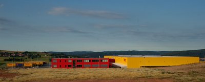 Totale01Farbiges Leuchtzeichen: Auf 73.000 Quadratmeter Fläche erstrecken sich die Gebäude der DHL-Freight