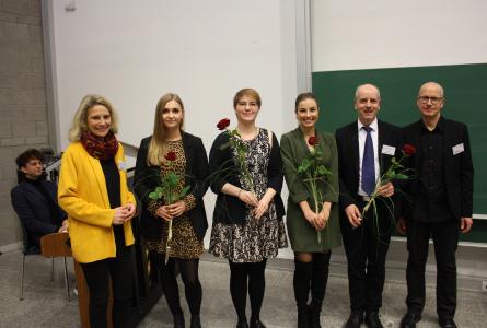 Die glücklichen Absolventinnen werden persönlich gratuliert - von Dr. Anna Köbberling, MdL (li), Prof. Dr. Armin Schneider (2.v.r.) und Prof. Dr. Paul Krappmann (r)