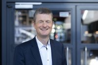 „Über den Klimaschutz hinaus legen wir einen ebenso klaren Fokus auf die Belange unserer Mitarbeitenden und nehmen unsere ganzheitliche Unternehmensverantwortung im ESG-Kontext aktiv wahr“, sagt Kai Acker, Vorsitzender der Geschäftsführung von KHS.
