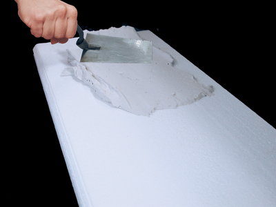 Zum Kleben und Armieren von Dämmplatten aller Art eignen sich Spachtel- und Klebemörtel mit dem mine-ralischen Leichtzuschlag Poraver. Foto: Dennert Poraver GmbH