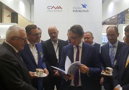 Übergabe des Konzeptpapiers an Bundesverkehrsminister Andreas Scheuer. (Geschäftsführer quattron management consulting: Dr. Silvio Döring (zweiter von links) und Minister Andreas Scheuer (vierter von links). © quattron