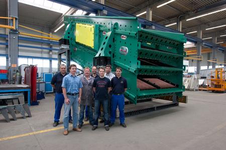 The HAVER & BOECKER team with a NIAGARA T-Class® screening machine built at the plant in Muenster, Germany