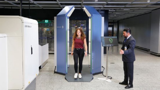 qps-walk-at-fraport-scene-photo-rohde-schwarz_200_98140_960_540_4.jpg