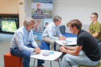 Ein Highlight der Lehrjahreseröffnungswoche: Das neue Format „Quick Connect“. Ähnlich dem Speed-Dating konnten die Azubis dabei einander und den Vorstand in lockerer Atmosphäre besser kennenlernen. Thomas Murche (v.l.), technischer Vorstand, und Caspar Baumgart, kaufmännischer Vorstand, stellten sich den interessierten Fragen der Azubis. Foto: WEMAG/Nele Marschner