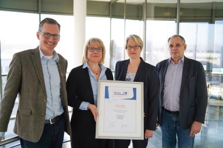 V. l. Dr. Thomas Fusch, Regionalleiter der Schnellecke Logistics Deutschland GmbH , Birgit Hinze, Teamleitung Ausbildung Region Deutschland, Heidrun von Wieding, IHK, Thomas Titze, Regionalbereichsleiter Personal der Schnellecke Logistics GmbH.