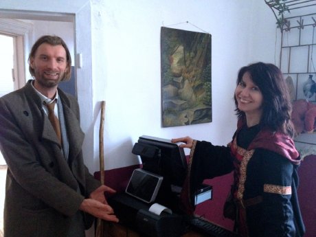 VISITATE-Kundenspezialist Klaus Bösl (li.) und Museumsdirektorin Christina Friedrich mit de.jpg