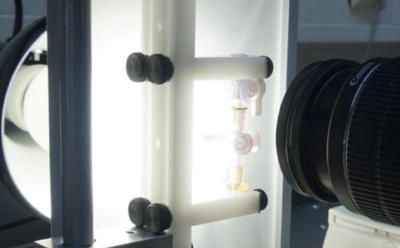 Versuchsaufbau zum Untersuchen der Beständigkeit des neuen Werkstoffes. Exponat "Neuartiger Kunststoff macht medizinische Steckverbindungen sicherer" / Foto: TU Kaiserslautern, Science Alliance Kaiserslautern e.V.