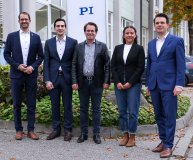 Der Rosenheimer Oberbürgermeister Andreas März (links) beglückwünscht den Standortleiter Markus Unterharrer (2. v.l.) zum erfolgreichen Ausbau der Produktionsstätte in Rosenheim. Mit im Bild: Markus Spanner (Bildmitte), CEO der PI Group, Carla Kirmis (2. v.r.), Agentur für Wirtschaftsförderung der Stadt Rosenheim, und Dr. Axel Widenhorn (r), Senior Vice President Operations von PI. / Foto: Philipp Wehrmuth