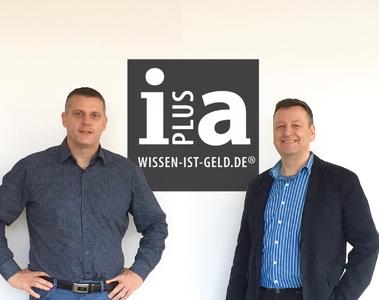 Alexander Ihl und Karl-Heinz von Lackum vor dem neuen Logo