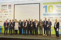 Hans Sondermann, Geschäftsführer Vertrieb und Marketing, nimmt den Tec2You Pokal für 10 Jahre Engagement für mehr Techniknachwuchs entgegen (Quelle: Rittal GmbH & Co. KG)