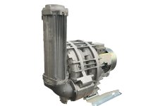 Das Bild zeigt einen Seitenkanalverdichter mit einem kompakten Design. Das Gehäuse besteht aus Aluminium, und ist robust sowie korrosionsbeständig. Der Verdichter verfügt über ausgeprägte Kühlrippen, die für eine effiziente Wärmeableitung sorgen und den Betrieb unter intensiven Bedingungen unterstützen.

Der Seitenkanalverdichter ist mit einem angebauten Elektromotor ausgestattet. Die gesamte Einheit ist auf einer stabilen Montagebasis befestigt.