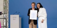 Dr. Sarah Schmitz, Geschäftsführerin DELTA Engineering & Chemistry (l.), nahm die Urkunde von Staatssekretärin Gitta Connemann entgegen