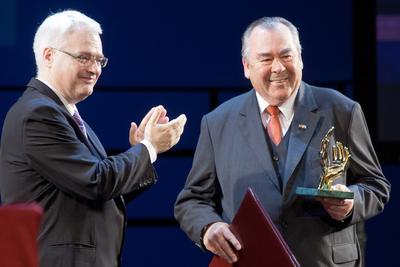 Kroatiens Staatspräsident Ivo Josipovic überreicht dem Münchner Handwerkskammerpräsidenten Heinrich Traublinger, MdL a. D., die höchste Auszeichnung der Handwerkskammer Kroatiens, die Goldenen Hände, Foto: HWK