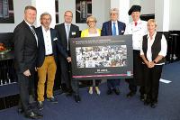 25 Jahre ist es her, dass Prof. Dr. Friedhelm Loh, Inhaber und Vorstandsvorsitzender der Friedhelm Loh Group, und Küchenmeister Markus Biemer von Eurest gemeinsam das Rittal Restaurant eröffneten. Von links: Carsten Bick, Vorsitzender der Geschäftsführung der Compass Group Deutschland GmbH, Konzernbetriebsratsvorsitzender Markus Betz, Eurest-Regionaldirektor Thomas Röthig, Debora Loh und Inhaber Prof. Dr. Friedhelm Loh, Küchenmeister Markus Biemer und Eurest Mitarbeiterin Monika Schäfer