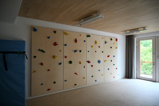 6b-Gemeinschaftsraum_mit_Kletterwand_IFY_1213_ad_Web30.jpg