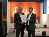 Dr. Peter Kritzer, Senior Application Engineer bei Freudenberg Sealing Technologies und Entwickler der Hitzeschilde (links) und Werner Maier, Vice President Automotive Sales bei Freudenberg Sealing Technologies