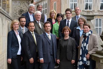 Die neuberufenen Professorinnen und Professoren mit Hochschulrektorin Prof. Dr. Karin Luckey (grüner Blazer), Wissenschaftsausschuss-Vorsitzender Silvia Schön (im Hintergrund, Mitte) sowie Dekanen der Hochschule Bremen