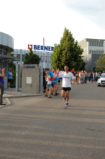 Jürgen Mennel vor der Berner-Zentrale in Künzelsau bei seinem Start nach Berlin