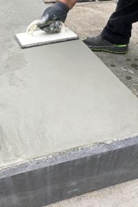 Der neue Feinspachtel der MC-Bauchemie Emcefix floor ist vielfältig anwendbar. Er eignet sich zur schnellen und langlebigen kosmetischen Instandsetzung und Reparatur von Estrich- und Betonböden genauso wie für die Reparatur an Treppenstufen und Podesten