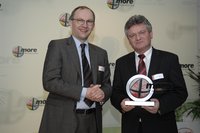 Wolfgang Trautwein (rechts), Leiter Technologie und Service Center bei Rittal, nahm den 4more Innovationspreis von Thomas Geitner, Mitglied des Vorstands von Henkel, in Empfang