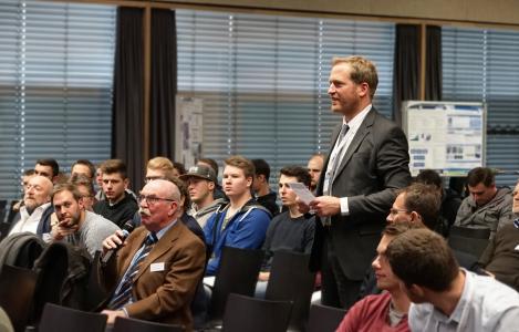 Angeregte Diskussionen gab es beim zweiten FINO-Forum an der Hochschule Aalen – unter anderem stand Prof. Dr. Timo Sörgel (stehend) den Besuchern Rede und Antwort über smarte Oberflächen, Bildhinweis: © Hochschule Aalen/ Michael Schüle