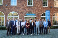 Gehen gemeinsam den Weg in die Zukunft: WEMAG-Vorstand Caspar Baumgart (l.) und Thomas Murche (4.v.l.), WNG-Geschäftsführer Sebastian Winter (2.v.l.), Ausbildungsverantwortlicher Frank Dumontie (r.), WEMAG-Personalleiter Michael Enigk (2.v.r.), Andreas Baudisch (3.v.r.) und André Engelmann (4.v.r.) von der Sandmann GmbH sowie die 18 neuen Auszubildenden und dual Studierenden