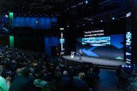 Dr. Dirk Schumann erläutert beim Grand Opening der FIRST die strategische Bedeutung der FMD für die Industrie: Durch den Zugang zu spezialisierten Technologien und kapitalintensiver Infrastruktur können Unternehmen Entwicklungs- und Investitionsrisiken reduzieren und Innovationen schneller vorantreiben.