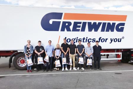 Die GREIWING logistics for you GmbH stellte in diesem Jahr 20 neue Auszubildende ein. Ein Großteil von ihnen nahm am 1. August am Stammsitz in Greven seine Arbeit auf. (Foto: GREIWING logistics for you GmbH)