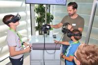 W&H Mitarbeiter Lukas Pavlovec nahm die Schüler auf die virtuelle Reise durch das Innenleben eines W&H Produkts mit, Foto: © W&H