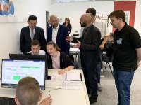 Bundesarbeitsminister Hubertus Heil und Landtagsabgeordnerter Julius Schneider lassen sich von Andreas Grzeskowiak, Leiter des SKZ-Standorts Peine, und Trainer David-Nicolas Jäkel den Ablauf eines Lab-Tags erklären (v.l.n.r.)