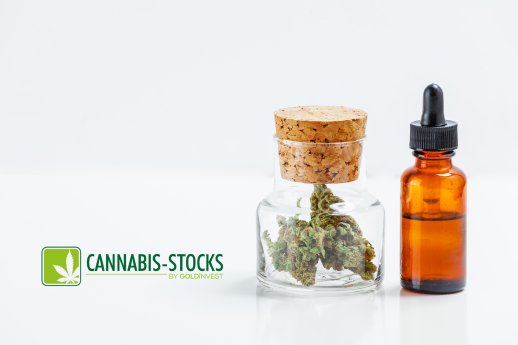 20190820_Medizinisches Marihuana In Glas Jar Cannabisextrakt Öl In der Flasche ist_mit Cann.jpg12348