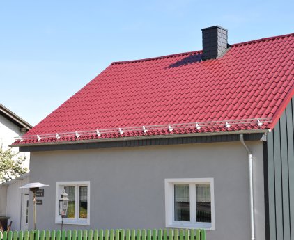 Gemütliches Siedlungshaus eingedeckt mit LM D-TILE.JPG