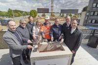 Symbolische Grundsteinlegung für den Schüco One Neubau v. l: Philipp Römer, Gesellschafter der Otto Fuchs Gruppe, Meinerzhagen; Dr. Ing. Hinrich Mählmann, persönlich haftender Gesellschafter der OTTO FUCHS KG; Andreas Römer und Christiane Fuchs, Gesellschafter der Otto Fuchs Gruppe; Polier Michael Feismann von der Oevermann Hochbau GmbH, Gütersloh; Andreas Engelhardt, persönlich haftender Gesellschafter von Schüco; Philipp Neuhaus, CFO und Dr. Walter Stadlbauer, CTO/COO von Schüco.