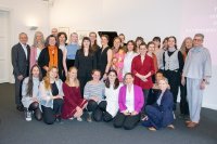 Ließen sich im Haus der Wissenschaft feiern und freuten sich über ihren Abschluss: Die ersten Absolventinnen des Internationalen Studiengangs Hebammen der Hochschule Bremen. Mit ihnen auf dem Foto: Staatsrätin Irene Strebl für Wissenschaft (2. Reihe 3. von links) und Staatsrätin Barbara Scriba Hermann für Gesundheit (r. außen). Links außen: Rektor Prof. Dr. Konrad Wolf und neben ihm Studiengangsleiterin Prof. Dr. Barbara Baumgärtner. Hintere Reihe r.: Ihre Kollegin Prof. Dr. B. Müller-Rockstroh